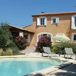 Belle Provençale Piscine Terrain