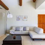 Belle Provençale Piscine Terrain