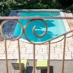 Belle Provençale Piscine Terrain