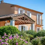 Belle Provençale Piscine Terrain