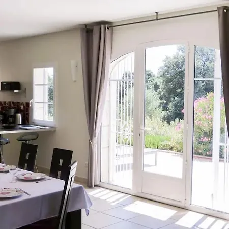 Belle Provencale Piscine Terrain *
