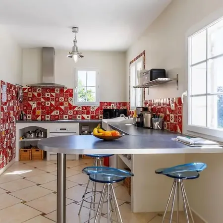 Holiday home Belle Provencale Piscine Terrain