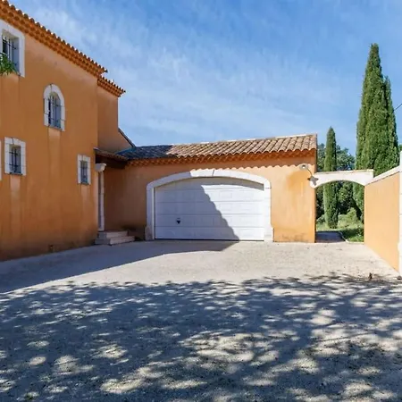 Holiday home Belle Provencale Piscine Terrain Pujaut