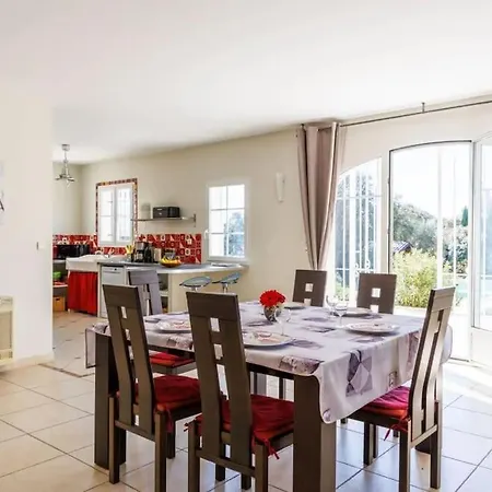 Belle Provencale Piscine Terrain Holiday home *