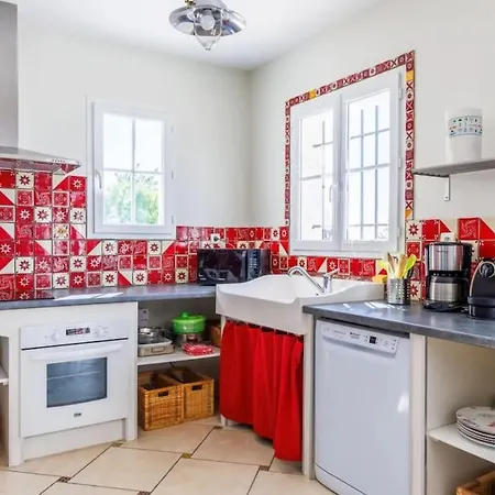 Holiday home Belle Provencale Piscine Terrain Pujaut