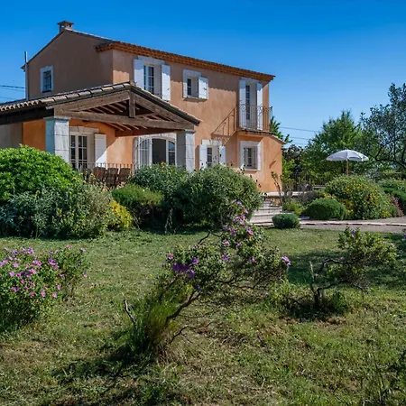 Belle Provençale Piscine Terrain