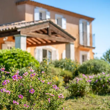 Belle Provençale Piscine Terrain