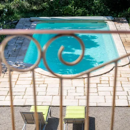 Belle Provencale Piscine Terrain