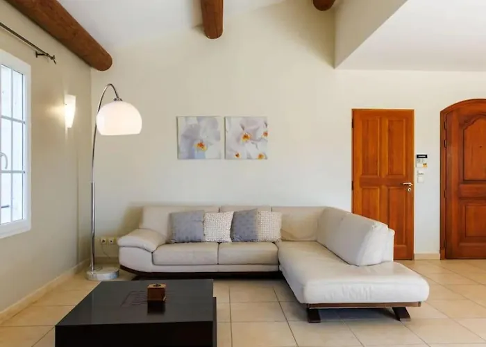 Belle Provencale Piscine Terrain Дом отдыха
