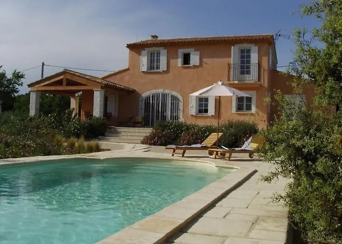 Belle Provencale Piscine Terrain